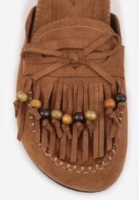 Renee - Jasnobrązowe Klapki VICES Mule Ozdobione Frędzlami Koralikami i Kokardą Eathelena. Okazja: na plażę. Kolor: brązowy. Wzór: aplikacja. Sezon: lato #6