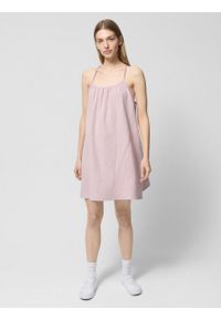 outhorn - Sukienka oversize midi z bawełnianego muślinu - różowa. Kolor: różowy. Materiał: bawełna. Długość rękawa: na ramiączkach. Wzór: ze splotem. Sezon: lato. Typ sukienki: oversize. Długość: midi #1