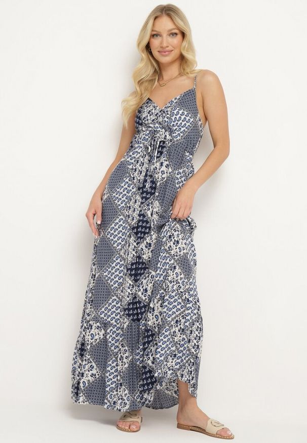 Born2be - Granatowo-Biała Wiskozowa Sukienka z Kopertowym Dekoltem i Gumką w Talii w Stylu Boho Verfalia. Typ kołnierza: dekolt w kształcie V. Kolor: niebieski. Materiał: wiskoza. Sezon: lato. Typ sukienki: kopertowe. Styl: boho