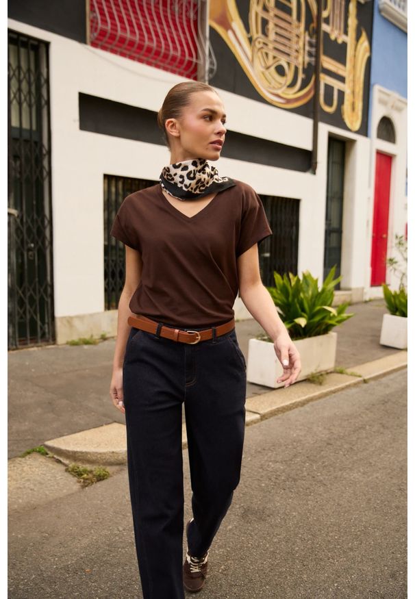 MOODO - Bawełniany t-shirt z dekoltem w serek brązowy. Typ kołnierza: dekolt w serek. Kolor: brązowy. Materiał: bawełna