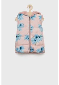Guess bezrękawnik dwustronny dziecięcy kolor różowy. Okazja: na co dzień. Typ kołnierza: kaptur. Kolor: różowy. Długość rękawa: bez rękawów. Styl: casual