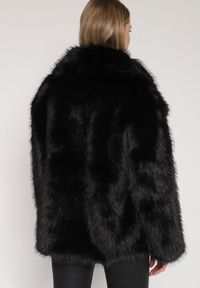 Born2be - Czarna Kurtka Futerko o Dwurzędowym Kroju Oversize Nevisa. Okazja: do pracy, na spotkanie biznesowe. Kolor: czarny. Materiał: futro. Sezon: zima, jesień. Styl: biznesowy #2