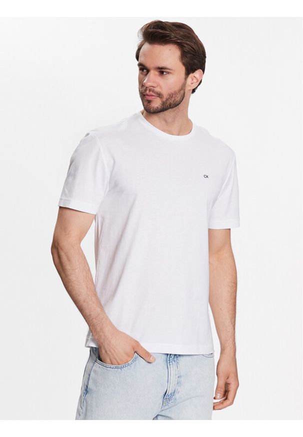 Calvin Klein T-Shirt Smooth K10K110589 Biały Regular Fit. Kolor: biały. Materiał: bawełna