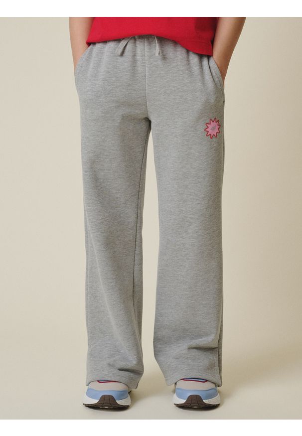 4f - 4F Spodnie dresowe z szerokimi nogawkami dziewczęce - szare 146 (10-11 lat). Okazja: na spacer, na co dzień. Kolor: szary. Materiał: dresówka. Sezon: lato. Styl: casual