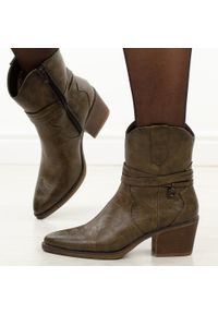 Khaki kowbojki damskie M.Daszyński Sa261-11. Kolor: brązowy. Materiał: skóra. Szerokość cholewki: normalna. Sezon: zima, jesień. Obcas: na obcasie. Styl: klasyczny, elegancki, boho. Wysokość obcasa: średni