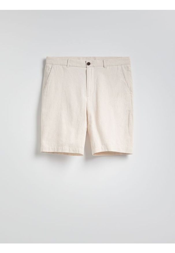 Reserved - Szorty chino regular - beżowy. Kolor: beżowy. Materiał: len, bawełna