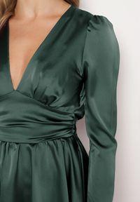 Born2be - Ciemnozielona Satynowa Sukienka Mini z Głębokim Dekoltem i Wiązaniem z Tyłu Liadan. Okazja: na imprezę. Kolor: zielony. Materiał: satyna. Styl: elegancki. Długość: mini #7