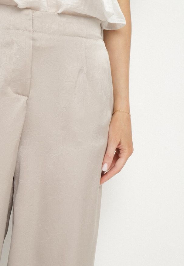 Born2be - Beżowe Eleganckie Spodnie o Prostym Kroju z Wysokim Stanem Jenanora. Okazja: do pracy, na co dzień, na spotkanie biznesowe. Stan: podwyższony. Kolor: beżowy. Styl: elegancki