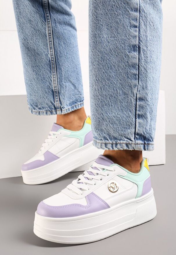 Renee - Biało-Fioletowe Sneakersy na Grubej Podeszwie Sznurowane z Metaliczną Aplikacją Ailtria. Okazja: na co dzień. Kolor: biały. Wzór: aplikacja