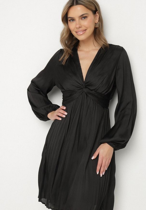 Born2be - Czarna Rozkloszowana Sukienka Plisowana z Marszczeniem i Dekoltem w Serek Aladwen. Okazja: na co dzień. Typ kołnierza: dekolt w serek. Kolor: czarny. Materiał: poliester. Typ sukienki: rozkloszowane, proste. Styl: casual, elegancki