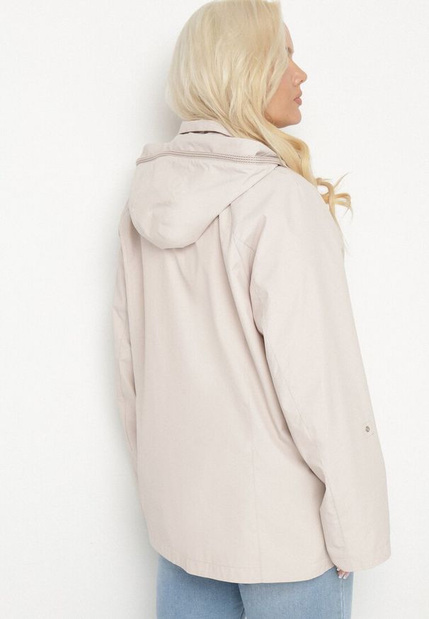 Born2be - Jasnobeżowa Kurtka Typu Wiatrówka z Podwijanymi Rękawami i Odpinanym Kapturem Adivlis. Okazja: na co dzień. Kolor: beżowy. Materiał: jeans. Styl: klasyczny, casual