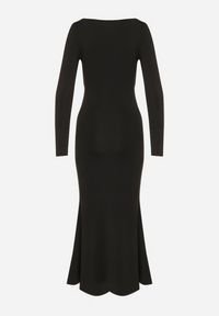 Born2be - Czarna Koktajlowa Sukienka z Wiskozą Ozdobiona Metalową Klamrą Refira. Okazja: na co dzień. Kolor: czarny. Materiał: wiskoza. Wzór: aplikacja. Typ sukienki: proste. Styl: wizytowy #5