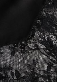 Renee - Czarna Koktajlowa Spódnica z Satyny z Koronką Avelori. Kolor: czarny. Materiał: satyna, koronka. Wzór: koronka. Styl: wizytowy #3