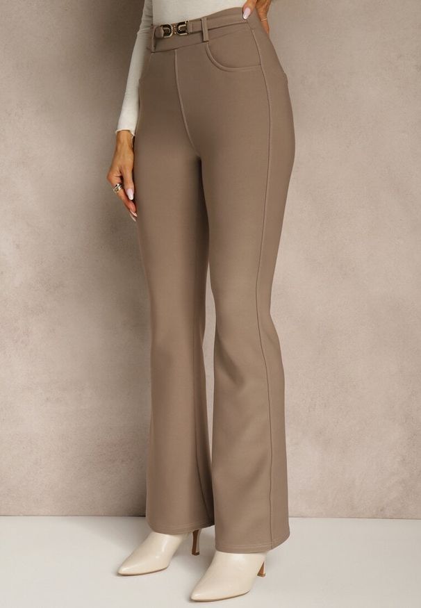 Renee - Beżowe Spodnie Dzwony High Waist w Eleganckim Stylu ze Sprzączką Tevanda. Stan: podwyższony. Kolor: beżowy. Materiał: koronka. Długość: krótkie. Styl: elegancki