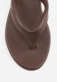 Born2be - Brązowe Klapki Japonki z Imitacji Skóry na Płaskiej Podeszwie w Klasycznym Stylu Evadise. Okazja: na co dzień. Kolor: brązowy. Materiał: skóra. Sezon: wiosna, lato. Obcas: na płaskiej podeszwie. Styl: klasyczny #3