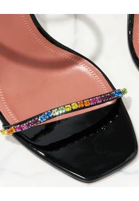 AMINA MUADDI - Czarne sandały z kryształami Gilda. Kolor: czarny. Materiał: satyna. Wzór: aplikacja. Obcas: na obcasie. Wysokość obcasa: średni #4