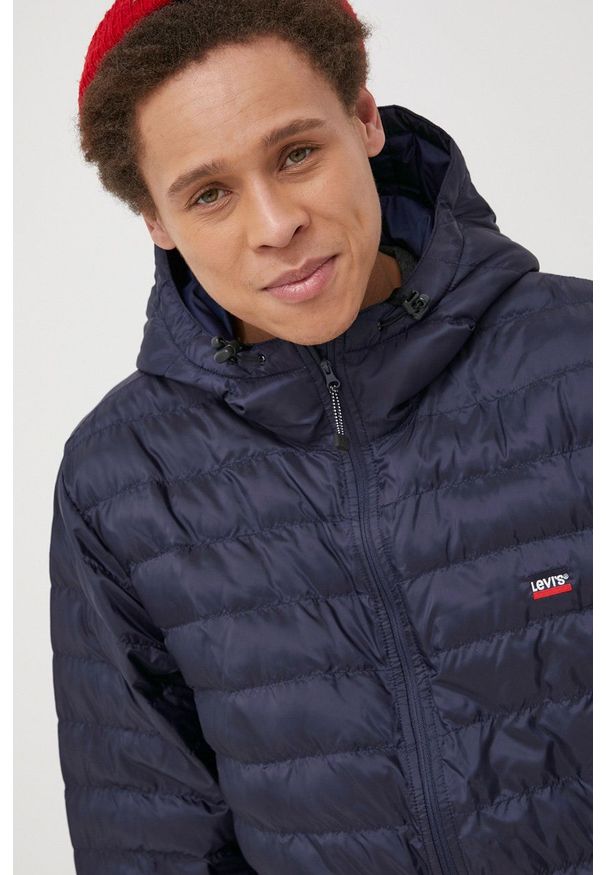 Levi's® - Levi's Kurtka męska kolor granatowy przejściowa. Okazja: na co dzień, na spotkanie biznesowe. Kolor: niebieski. Materiał: puch. Styl: biznesowy, casual