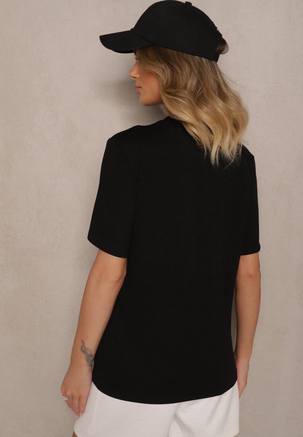 Renee - Czarny T-shirt Oversize z Wiskozą o Klasycznym Fasonie Adeleina. Okazja: na co dzień. Kolor: czarny. Materiał: wiskoza. Wzór: aplikacja. Styl: klasyczny