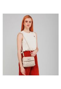 Beżowa Elegancka Torebka Damska Anekke Edycja Limitowana. Kolor: beżowy. Wzór: napisy, aplikacja. Dodatki: z aplikacjami, z breloczkiem. Materiał: skórzane. Styl: elegancki. Rodzaj torebki: na ramię #10