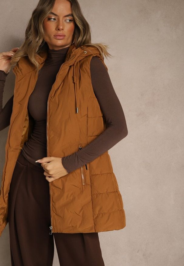 Renee - Brązowa Taliowana Kamizelka Przejściowa z Kapturem Olepia. Okazja: na co dzień. Typ kołnierza: kaptur. Kolor: brązowy. Materiał: poliester, jeans. Sezon: jesień, wiosna. Styl: casual, klasyczny