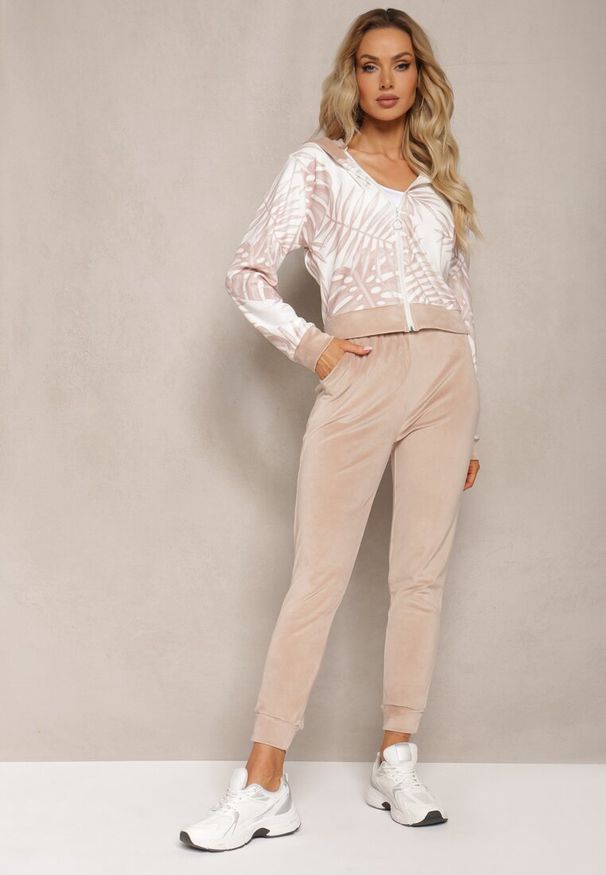 Renee - Ciemnobeżowy Welurowy Komplet Dresowy z Wzorzystą Bluzą z Kapturem i Joggerami Rouviana. Kolor: beżowy. Materiał: welur, dresówka