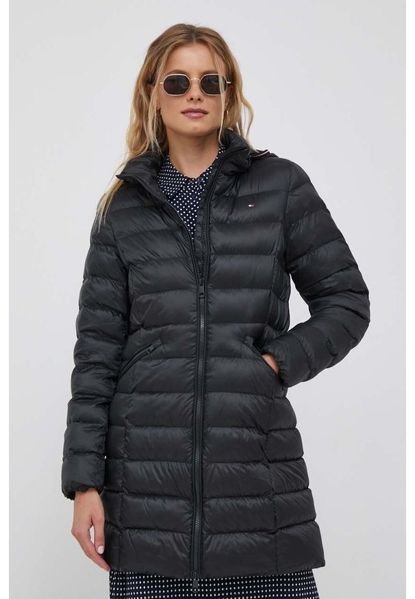 TOMMY HILFIGER - Tommy Hilfiger kurtka damska kolor czarny przejściowa. Typ kołnierza: kaptur. Kolor: czarny. Materiał: poliester