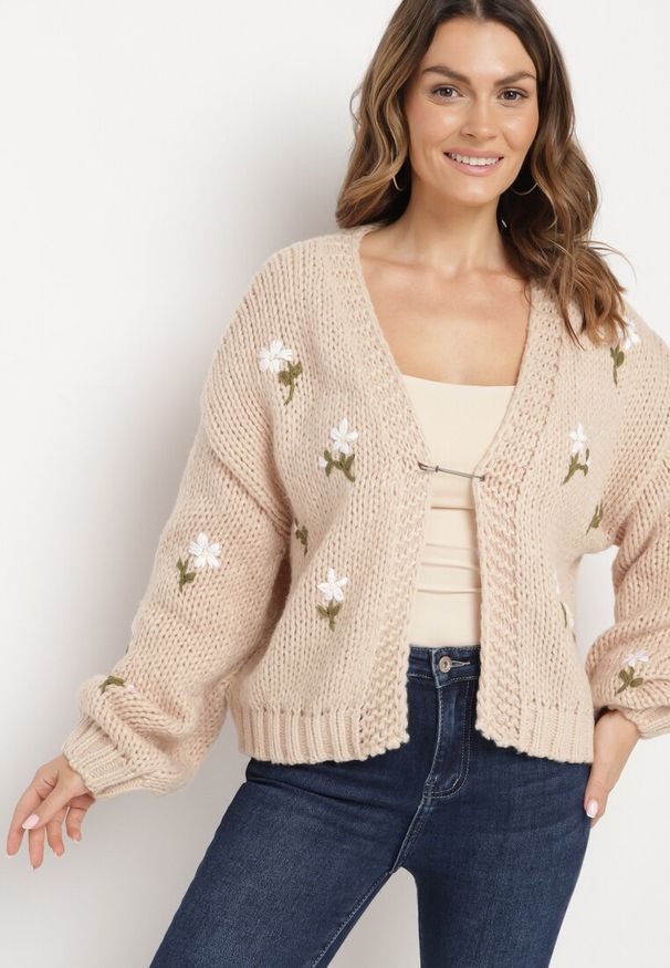 Born2be - Brązowy Kardigan w Kwiatowy Wzór Zapinany na Ozdobną Agrafkę Patinita. Okazja: na co dzień. Kolor: beżowy. Materiał: jeans. Długość: długie. Wzór: kwiaty. Styl: elegancki, casual