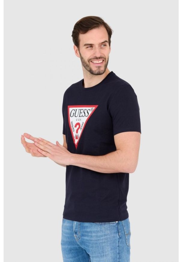 Guess - GUESS Granatowy męski t-shirt bawełniany slim fit, Rozmiar XL. Kolor: niebieski. Materiał: bawełna