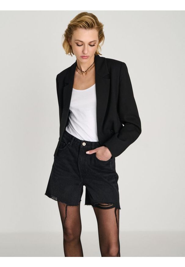 Sinsay - Szorty bermudy jeansowe z przetarciami - czarny. Kolor: czarny. Materiał: jeans