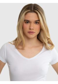 Big-Star - Koszulka damska v-neck Emma 101. Okazja: do pracy. Kolor: biały. Materiał: bawełna. Sezon: lato. Styl: klasyczny, wakacyjny #5
