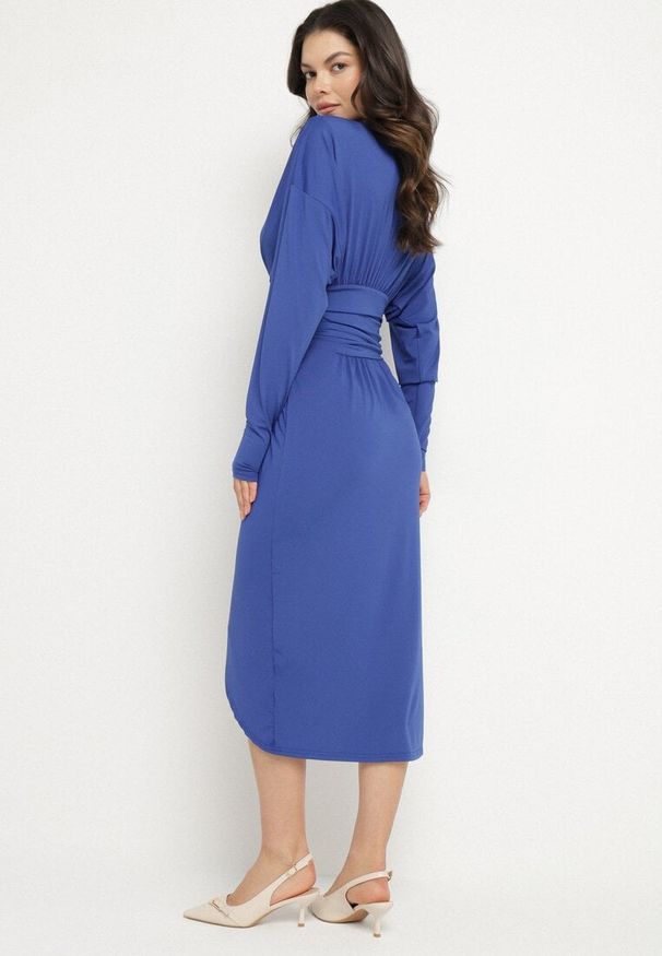 Born2be - Niebieska Sukienka Kopertowa z Wiskozą Zdobiona Marszczeniem Edivana. Kolor: niebieski. Materiał: wiskoza. Wzór: aplikacja. Typ sukienki: kopertowe. Styl: elegancki, klasyczny