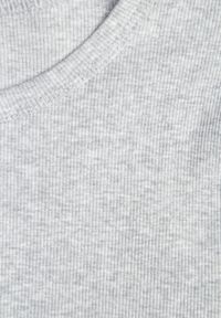Born2be - Szary Dopasowany T-shirt z Prążkowanej Tkaniny z Bawełny Acalenos. Okazja: na co dzień. Kolor: szary. Materiał: bawełna, tkanina, prążkowany. Sezon: lato. Styl: elegancki, klasyczny, casual #8