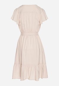 Born2be - Beżowa Wiskozowa Sukienka z Kopertowym Dekoltem i Paskiem Aurenelle. Okazja: na co dzień. Typ kołnierza: dekolt kopertowy. Kolor: beżowy. Materiał: wiskoza. Długość rękawa: krótki rękaw. Sezon: wiosna, lato. Typ sukienki: kopertowe. Styl: casual #3