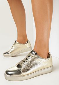 Born2be - Złote Sneakersy Ansel. Nosek buta: okrągły. Zapięcie: sznurówki. Kolor: złoty. Materiał: materiał, lakier. Obcas: na obcasie. Wysokość obcasa: niski #1