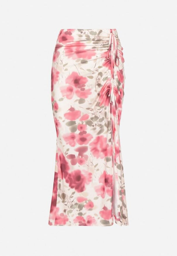 Born2be - Fuksjowa Spódnica w Kwiaty z Marszczeniem i Rozcięciem na Nogę Atessira. Okazja: na co dzień, na spacer. Kolor: różowy. Wzór: kwiaty. Sezon: wiosna. Styl: klasyczny, casual