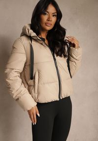 Renee - Beżowa Kurtka Puffer z Pikowanymi Przeszyciami i Kapturem Renaria. Okazja: na co dzień. Typ kołnierza: kaptur. Kolor: beżowy. Materiał: jeans, poliester. Sezon: zima. Styl: casual