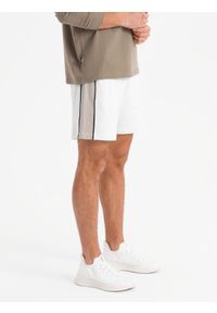 Ombre Clothing - Męskie krótkie spodenki dresowe w szerokie pasy – złamana biel V1 - Rozmiar: L. Okazja: na co dzień. Kolor: biały. Materiał: dresówka. Długość: krótkie. Styl: sportowy, casual