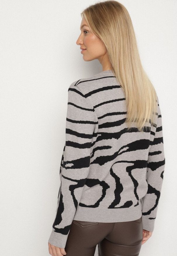 Born2be - Szary Sweter o Prostym Kroju w Zebrę Unida. Okazja: do pracy, na co dzień, na spotkanie biznesowe. Kolor: szary. Materiał: jeans. Długość rękawa: długi rękaw. Długość: długie. Wzór: motyw zwierzęcy. Styl: casual, elegancki, biznesowy