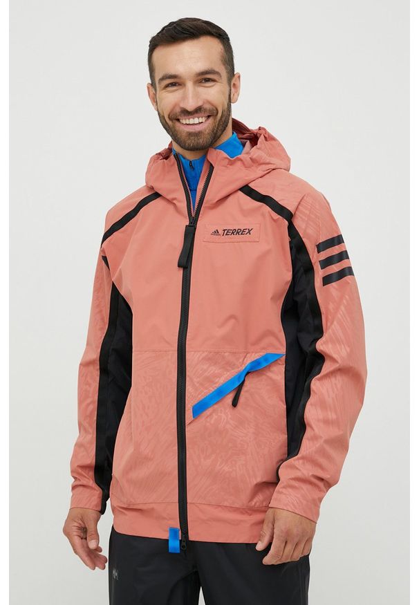 adidas TERREX kurtka outdoorowa Utilitas kolor pomarańczowy przejściowa. Kolor: pomarańczowy. Materiał: tkanina, poliester, materiał. Wzór: ze splotem