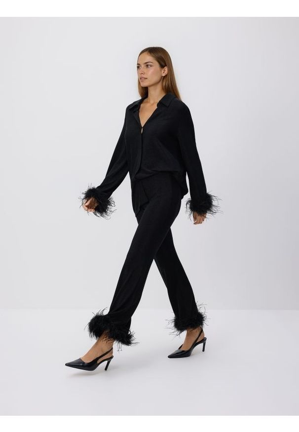 Reserved - Spodnie z piórami - czarny. Kolor: czarny. Materiał: dzianina. Wzór: gładki