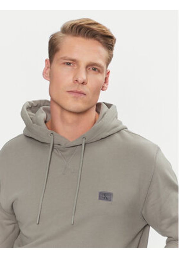 Calvin Klein Jeans Bluza Woven Label Hoodie J30J327113 Zielony Regular Fit. Kolor: zielony. Materiał: bawełna