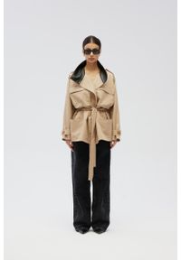 Marsala - Płaszcz o długości midi w kolorze BEŻOWYM- LENOX-M/L. Kolor: beżowy. Materiał: elastan, tkanina, bawełna, poliester, wiskoza, jeans. Wzór: aplikacja. Styl: elegancki, klasyczny