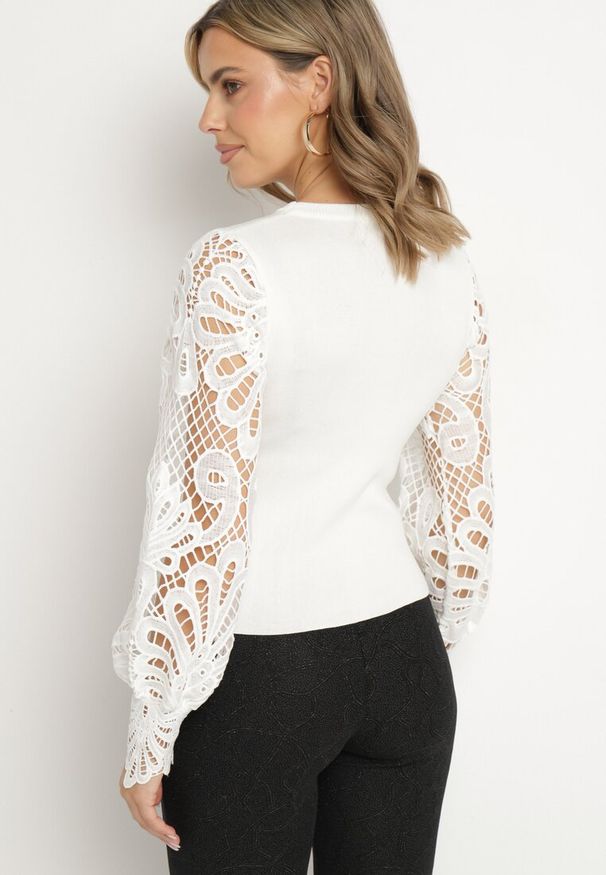 Born2be - Biała Bluzka z Długimi Ażurowymi Rękawami Chaleta. Kolor: biały. Długość: długie. Wzór: ażurowy. Styl: elegancki