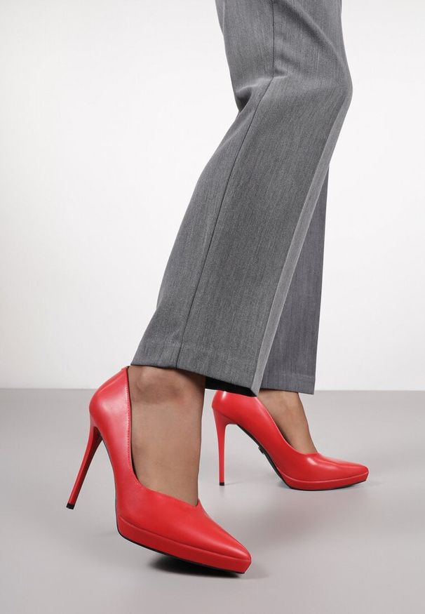 Renee - Czerwone Szpilki Vices na Grubej Podeszwie z Wkładką ze Skóry Naturalnej Ahrrie. Okazja: na wesele, na ślub cywilny, na imprezę. Kolor: czerwony. Materiał: skóra. Obcas: na szpilce. Styl: klasyczny