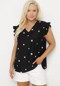 Born2be - Czarna Bluzka z Wiskozą Ozdobiona Haftowanymi Kwiatami Tolindra. Okazja: na spacer. Kolor: czarny. Materiał: wiskoza. Wzór: aplikacja, kwiaty, haft. Styl: elegancki