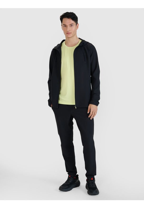 4f - 4F Bluza treningowa regular szybkoschnąca męska - czarna M. Typ kołnierza: kaptur. Kolor: czarny. Materiał: syntetyk, elastan, materiał, dzianina, włókno. Długość rękawa: raglanowy rękaw. Wzór: ze splotem, jednolity, gładki. Styl: sportowy. Sport: fitness