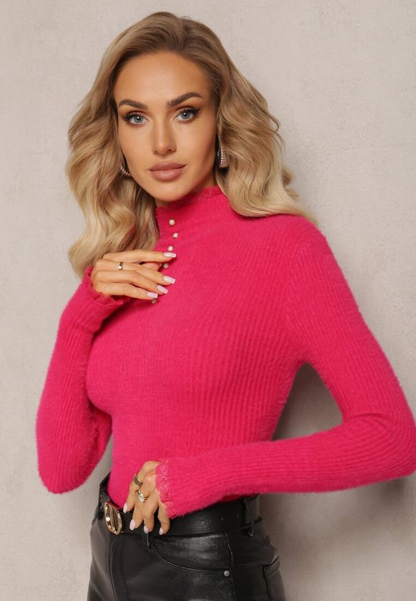 Renee - Fuksjowy Wełniany Golf na Perłowe Guziki z Ozdobną Koronką Hejsunna. Typ kołnierza: golf. Kolor: różowy. Materiał: koronka, wełna. Długość rękawa: długi rękaw. Długość: długie. Wzór: koronka