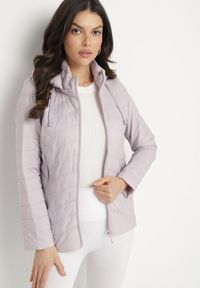 Born2be - Jasnofioletowa Pikowana Kurtka z Kapturem z Możliwością Odpięcia Natisme. Okazja: na co dzień. Typ kołnierza: kaptur. Kolor: fioletowy. Materiał: jeans. Styl: casual, elegancki #3