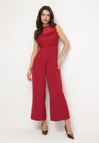 Born2be - Bordowy Kombinezon Bez Rękawów z Szeroką Nogawką i Siateczkowymi Zdobieniami Nalavie. Okazja: na imprezę, na co dzień. Kolor: czerwony. Materiał: skóra. Długość rękawa: bez rękawów. Wzór: aplikacja. Styl: elegancki, casual #1