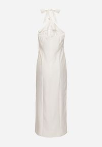 Born2be - Biała Sukienka z Wiskozą z Odkrytymi Plecami i Wiązaniem Zdobiona Broszką Nalorise. Kolor: biały. Materiał: wiskoza. Wzór: aplikacja. Styl: elegancki, klasyczny #4